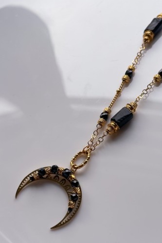 lunula z czarnym turmalinem naszyjnik lunula stal szlachetna naszyjnik ochronny damski czarny turmalin biżuteria naszyjnik z księżycem handmade biżuteria symboliczna dla kobiet lunula pewności siebie