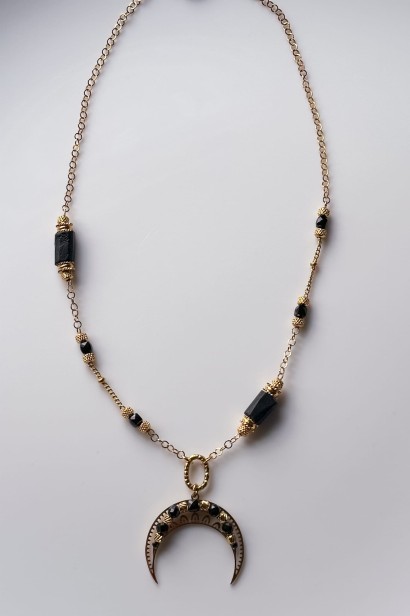 lunula z czarnym turmalinem naszyjnik lunula stal szlachetna naszyjnik ochronny damski czarny turmalin biżuteria naszyjnik z księżycem handmade biżuteria symboliczna dla kobiet lunula pewności siebie