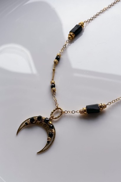 lunula z czarnym turmalinem naszyjnik lunula stal szlachetna naszyjnik ochronny damski czarny turmalin biżuteria naszyjnik z księżycem handmade biżuteria symboliczna dla kobiet lunula pewności siebie