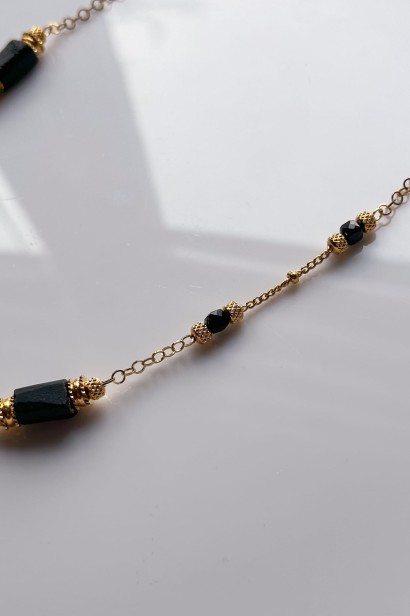 lunula z czarnym turmalinem naszyjnik lunula stal szlachetna naszyjnik ochronny damski czarny turmalin biżuteria naszyjnik z księżycem handmade biżuteria symboliczna dla kobiet lunula pewności siebie