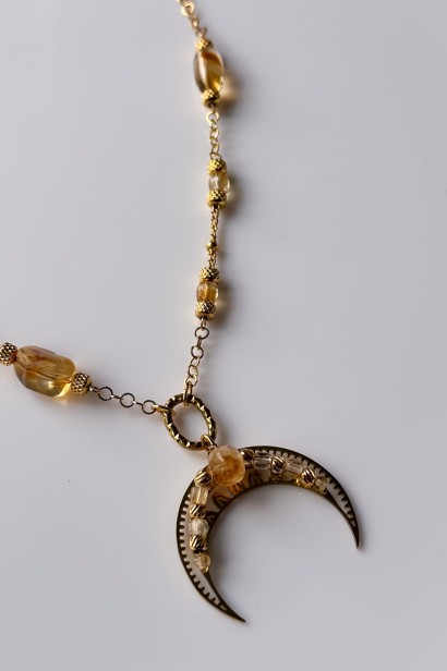 lunula z cytrynem naszyjnik dobrostan kobiety cytryn biżuteria damska naszyjnik z księżycem stal szlachetna biżuteria symboliczna handmade lunula obfitości i spełnienia naszyjnik regulowany damski