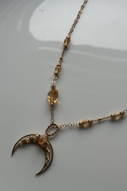 lunula z cytrynem naszyjnik dobrostan kobiety cytryn biżuteria damska naszyjnik z księżycem stal szlachetna biżuteria symboliczna handmade lunula obfitości i spełnienia naszyjnik regulowany damski