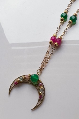 lunula radości naszyjnik z księżycem kolorowe kamienie biżuteria symboliczna handmade naszyjnik rubin turmalin agat biżuteria damska z intencją lunula regulowana stal szlachetna naszyjnik o radości życia