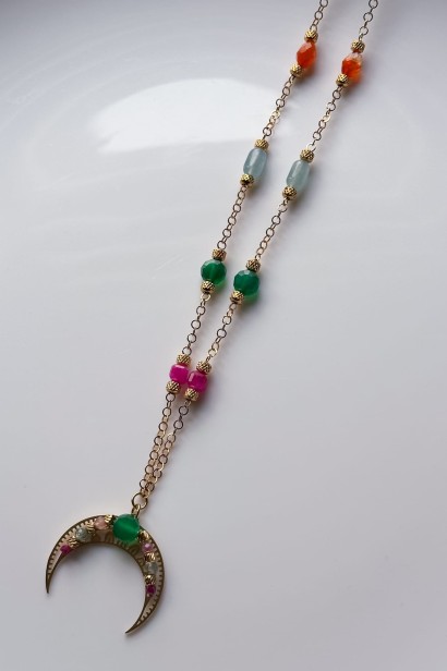 lunula radości naszyjnik z księżycem kolorowe kamienie biżuteria symboliczna handmade naszyjnik rubin turmalin agat biżuteria damska z intencją lunula regulowana stal szlachetna naszyjnik o radości życia