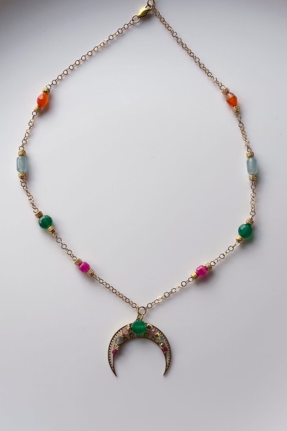 lunula radości naszyjnik z księżycem kolorowe kamienie biżuteria symboliczna handmade naszyjnik rubin turmalin agat biżuteria damska z intencją lunula regulowana stal szlachetna naszyjnik o radości życia