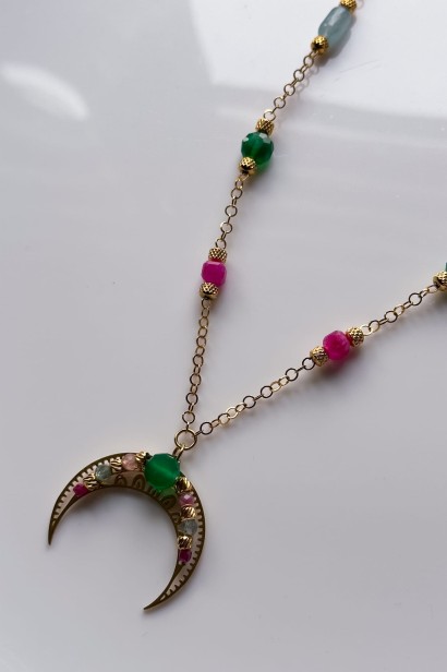 lunula radości naszyjnik z księżycem kolorowe kamienie biżuteria symboliczna handmade naszyjnik rubin turmalin agat biżuteria damska z intencją lunula regulowana stal szlachetna naszyjnik o radości życia