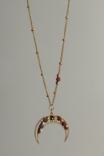 lunula z rubinem i granatem, naszyjnik z księżycem handmade, biżuteria symboliczna dla kobiet, lunula pasji, naszyjnik z kamieniami naturalnymi, rubin granat biżuteria, złoty naszyjnik z lunulą, biżuteria z przesłaniem