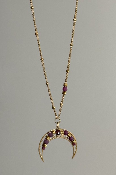 lunula z rubinem i granatem, naszyjnik z księżycem handmade, biżuteria symboliczna dla kobiet, lunula pasji, naszyjnik z kamieniami naturalnymi, rubin granat biżuteria, złoty naszyjnik z lunulą, biżuteria z przesłaniem
