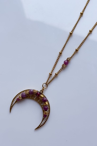 lunula z rubinem i granatem, naszyjnik z księżycem handmade, biżuteria symboliczna dla kobiet, lunula pasji, naszyjnik z kamieniami naturalnymi, rubin granat biżuteria, złoty naszyjnik z lunulą, biżuteria z przesłaniem