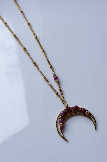 lunula z rubinem i granatem, naszyjnik z księżycem handmade, biżuteria symboliczna dla kobiet, lunula pasji, naszyjnik z kamieniami naturalnymi, rubin granat biżuteria, złoty naszyjnik z lunulą, biżuteria z przesłaniem