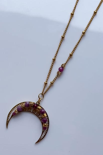 lunula z rubinem i granatem, naszyjnik z księżycem handmade, biżuteria symboliczna dla kobiet, lunula pasji, naszyjnik z kamieniami naturalnymi, rubin granat biżuteria, złoty naszyjnik z lunulą, biżuteria z przesłaniem