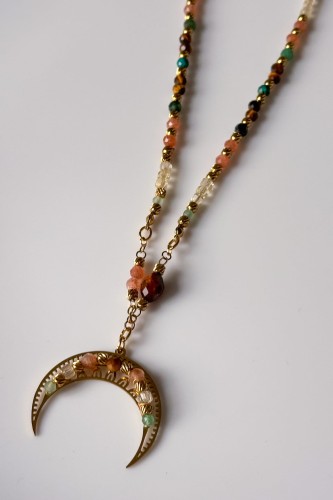 lunula z kamieni naturalnych, naszyjnik z lunulą, biżuteria symboliczna damska, cytryn kamień, malachit chryzokola szmaragd, stal szlachetna