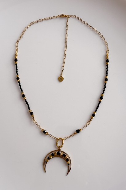 IMG_1248lunula z czarnym turmalinem, naszyjnik lunula ochrona, biżuteria symboliczna damska, czarny turmalin naszyjnik, lunula z kamieni naturalnych, naszyjnik stal szlachetna.jpeg