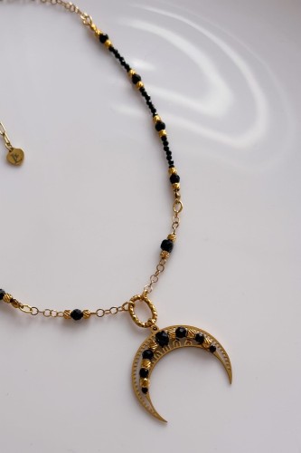 lunula z czarnym turmalinem, naszyjnik lunula ochrona, biżuteria symboliczna damska, czarny turmalin naszyjnik, lunula z kamieni naturalnych, naszyjnik stal szlachetna