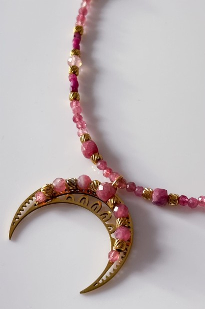 lunula miłości, naszyjnik z lunulą, różowy turmalin naszyjnik, rubin biżuteria, symboliczna biżuteria damska, unikatowy naszyjnik handmade, biżuteria z przesłaniem, lunula stal szlachetna