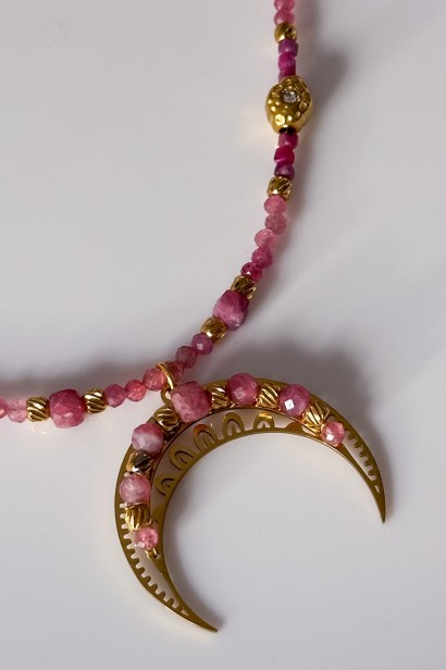 lunula miłości, naszyjnik z lunulą, różowy turmalin naszyjnik, rubin biżuteria, symboliczna biżuteria damska, unikatowy naszyjnik handmade, biżuteria z przesłaniem, lunula stal szlachetna