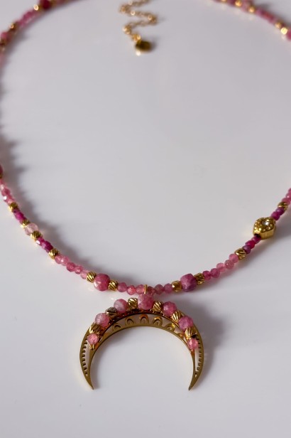 lunula miłości, naszyjnik z lunulą, różowy turmalin naszyjnik, rubin biżuteria, symboliczna biżuteria damska, unikatowy naszyjnik handmade, biżuteria z przesłaniem, lunula stal szlachetna