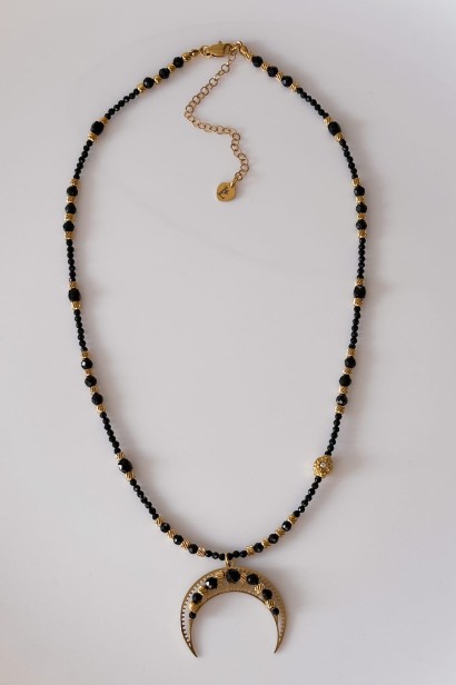 naszyjnik lunula czarny turmalin, biżuteria z czarnego turmalinu, lunula ochrony, naszyjnik symboliczny, biżuteria handmade stal szlachetna, naszyjnik z regulacją, unikatowa biżuteria damska