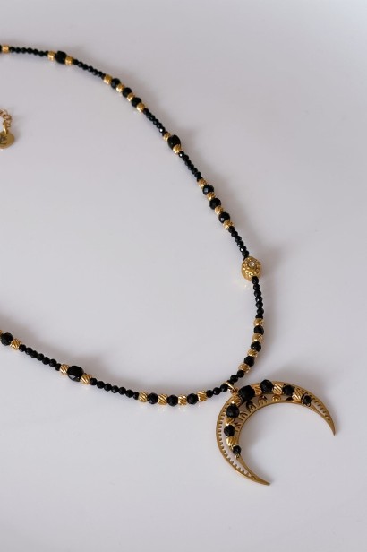 naszyjnik lunula czarny turmalin, biżuteria z czarnego turmalinu, lunula ochrony, naszyjnik symboliczny, biżuteria handmade stal szlachetna, naszyjnik z regulacją, unikatowa biżuteria damska