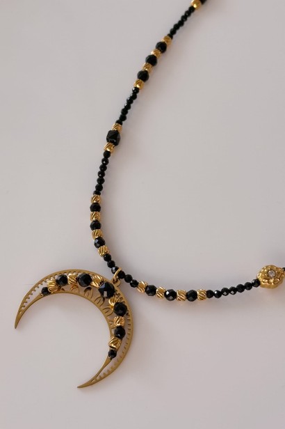 naszyjnik lunula czarny turmalin, biżuteria z czarnego turmalinu, lunula ochrony, naszyjnik symboliczny, biżuteria handmade stal szlachetna, naszyjnik z regulacją, unikatowa biżuteria damska