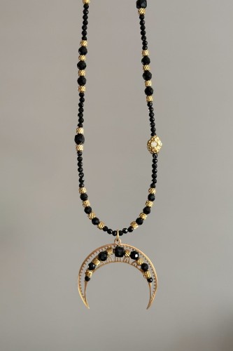 naszyjnik lunula czarny turmalin, biżuteria z czarnego turmalinu, lunula ochrony, naszyjnik symboliczny, biżuteria handmade stal szlachetna, naszyjnik z regulacją, unikatowa biżuteria damska