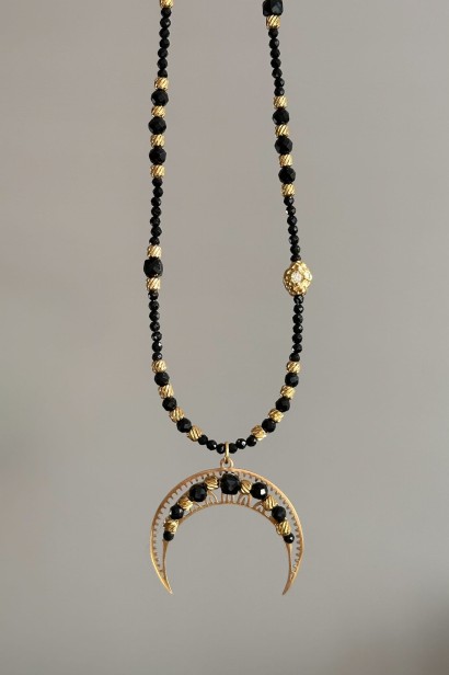 naszyjnik lunula czarny turmalin, biżuteria z czarnego turmalinu, lunula ochrony, naszyjnik symboliczny, biżuteria handmade stal szlachetna, naszyjnik z regulacją, unikatowa biżuteria damska