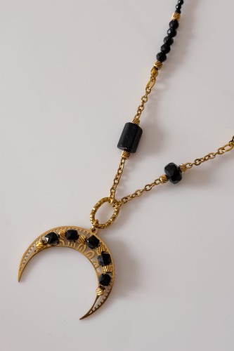 Naszyjnik lunula z czarnym turmalinem i onyksu – unikatowa biżuteria symbolizująca ochronę, granice i wewnętrzne bezpieczeństwo.