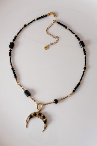 Naszyjnik lunula z czarnym turmalinem i onyksu – unikatowa biżuteria symbolizująca ochronę, granice i wewnętrzne bezpieczeństwo.