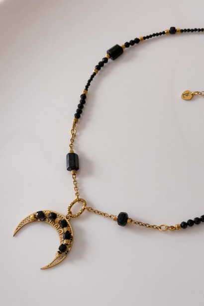 Naszyjnik lunula z czarnym turmalinem i onyksu – unikatowa biżuteria symbolizująca ochronę, granice i wewnętrzne bezpieczeństwo.