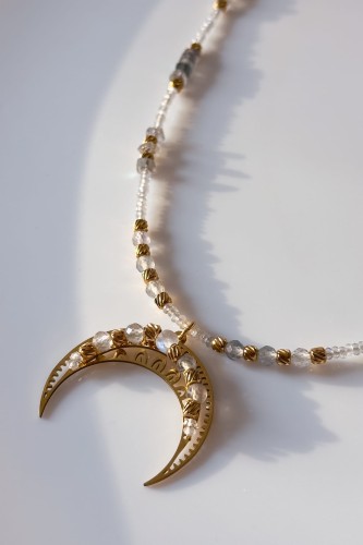 lunula z labradorytem, naszyjnik z kamieniem księżycowym, biżuteria symboliczna damska, lunula ręcznie robiona, unikatowy naszyjnik z kamieni naturalnych, biżuteria intuicja kobiecość