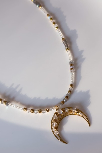 lunula z labradorytem, naszyjnik z kamieniem księżycowym, biżuteria symboliczna damska, lunula ręcznie robiona, unikatowy naszyjnik z kamieni naturalnych, biżuteria intuicja kobiecość