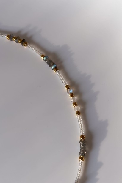 lunula z labradorytem, naszyjnik z kamieniem księżycowym, biżuteria symboliczna damska, lunula ręcznie robiona, unikatowy naszyjnik z kamieni naturalnych, biżuteria intuicja kobiecość