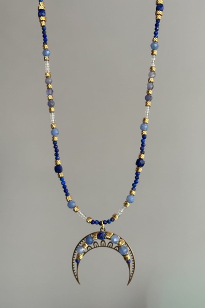 lunula z lapisem lazuli, naszyjnik lunula handmade, biżuteria z kamieni naturalnych, lapis lazuli awenturyn labradoryt, symboliczna biżuteria damska, unikatowy naszyjnik lunula, biżuteria autorska z kamieni