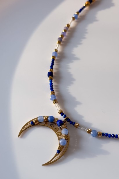 lunula z lapisem lazuli, naszyjnik lunula handmade, biżuteria z kamieni naturalnych, lapis lazuli awenturyn labradoryt, symboliczna biżuteria damska, unikatowy naszyjnik lunula, biżuteria autorska z kamieni