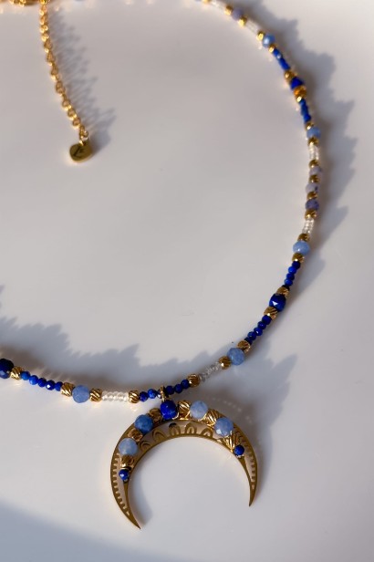 lunula z lapisem lazuli, naszyjnik lunula handmade, biżuteria z kamieni naturalnych, lapis lazuli awenturyn labradoryt, symboliczna biżuteria damska, unikatowy naszyjnik lunula, biżuteria autorska z kamieni