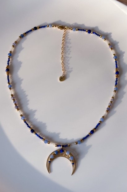 lunula z lapisem lazuli, naszyjnik lunula handmade, biżuteria z kamieni naturalnych, lapis lazuli awenturyn labradoryt, symboliczna biżuteria damska, unikatowy naszyjnik lunula, biżuteria autorska z kamieni