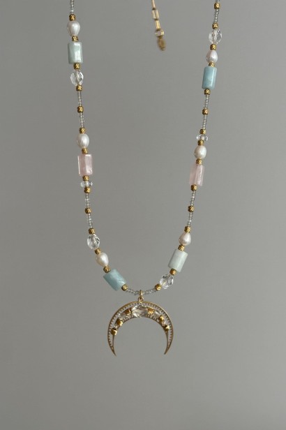 Unikatowy naszyjnik lunula z labradorytem, kryształem górskim, perłą, kwarcem różowym i akwamarynem. Symboliczna biżuteria handmade.