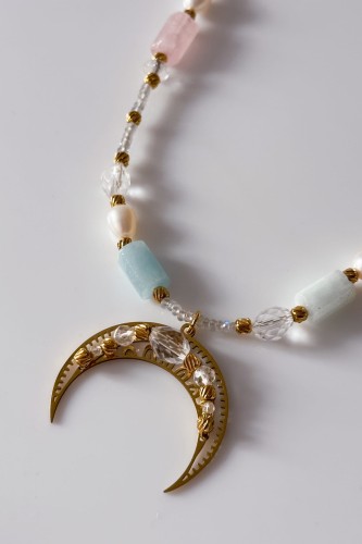 Unikatowy naszyjnik lunula z labradorytem, kryształem górskim, perłą, kwarcem różowym i akwamarynem. Symboliczna biżuteria handmade.