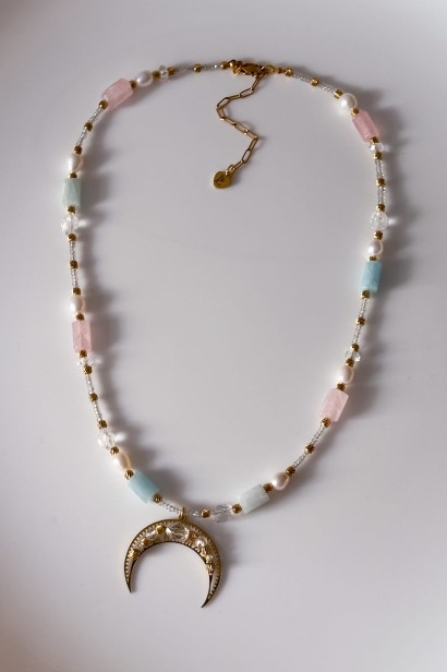 Unikatowy naszyjnik lunula z labradorytem, kryształem górskim, perłą, kwarcem różowym i akwamarynem. Symboliczna biżuteria handmade.