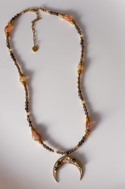 Lunula z kwarcem z rutylem, kwarcem dymnym i cytrynem. Unikatowy naszyjnik damski ze stali szlachetnej, regulowana długość.