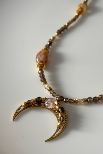 Lunula z kwarcem z rutylem, kwarcem dymnym i cytrynem. Unikatowy naszyjnik damski ze stali szlachetnej, regulowana długość.