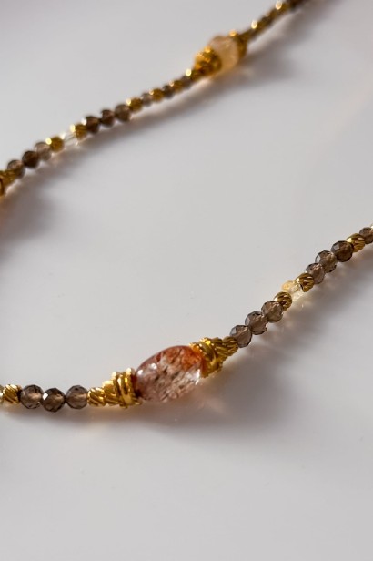 Lunula z kwarcem z rutylem, kwarcem dymnym i cytrynem. Unikatowy naszyjnik damski ze stali szlachetnej, regulowana długość.