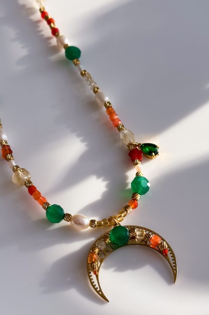 Naszyjnik lunula z cytrynem, karneolem, pomarańczowym agatem, perłą i zielonym agatem. Unikat, stal szlachetna, regulacja.