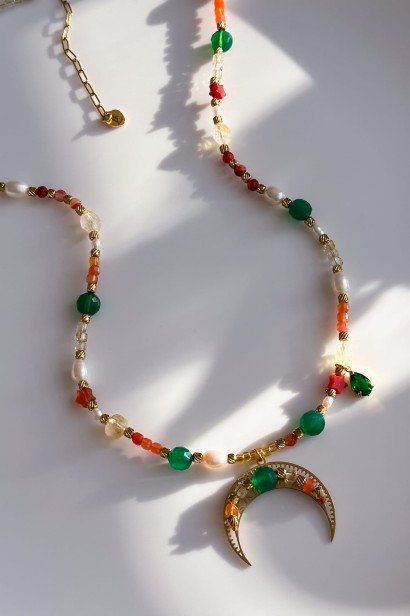 Naszyjnik lunula z cytrynem, karneolem, pomarańczowym agatem, perłą i zielonym agatem. Unikat, stal szlachetna, regulacja.