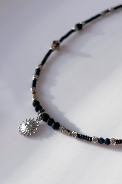 Choker Shine ze słoneczkiem: czarny turmalin, jaspis dalmatyński, noc kairu. Stal szlachetna, regulacja 40+5 cm, złoty/srebrny.