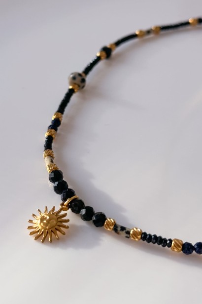 Choker Shine ze słoneczkiem: czarny turmalin, jaspis dalmatyński, noc kairu. Stal szlachetna, regulacja 40+5 cm, złoty/srebrny.