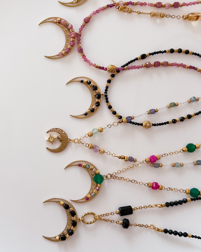 Lunula do personalizacji Lulobelia, złocona zawieszka księżyca z kamieniami naturalnymi, naszyjnik komponowany na zamówienie, handmade Polska