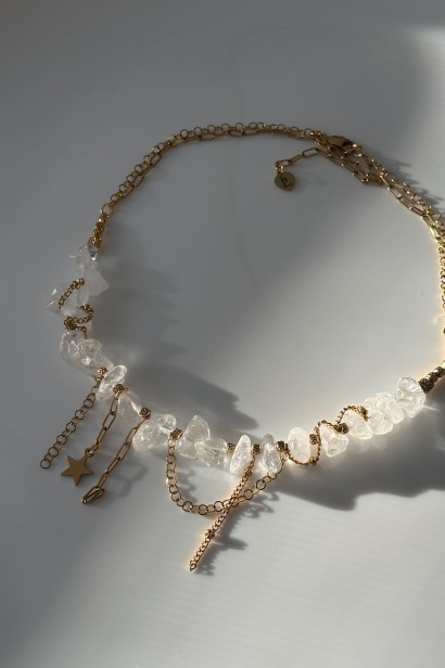 kryształowy choker, choker z kryształem górskim, naszyjnik z kryształem górskim, unikatowy choker handmade, choker zaplatany łańcuszkami, biżuteria z kamieni naturalnych, choker stal szlachetna