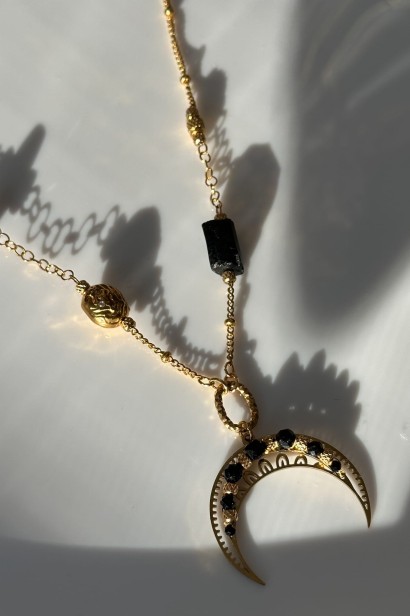 lunula ochrony, naszyjnik lunula czarny turmalin, naszyjnik z onyksu, amulet ochronny biżuteria, naszyjnik z czarnymi kamieniami, złota lunula naszyjnik, naszyjnik z regulacją długości, stal szlachetna naszyjnik, unikatowy naszyjnik