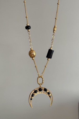 lunula ochrony, naszyjnik lunula czarny turmalin, naszyjnik z onyksu, amulet ochronny biżuteria, naszyjnik z czarnymi kamieniami, złota lunula naszyjnik, naszyjnik z regulacją długości, stal szlachetna naszyjnik, unikatowy naszyjnik